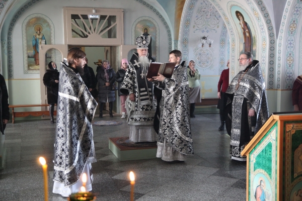 В среду второй седмицы Великого Поста епископ Василий совершил Литургию Преждеосвященных Даров