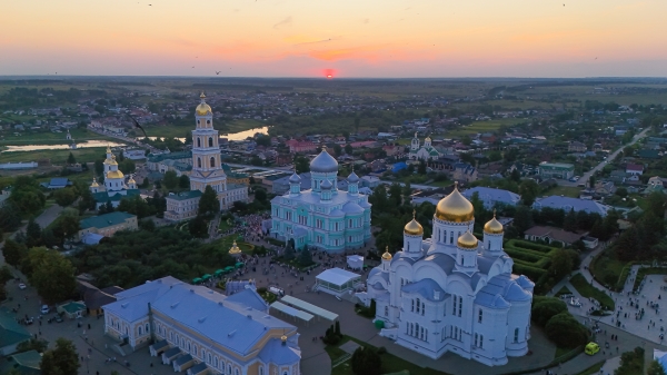 Накануне дня памяти прп. Серафима Саровского епископ Василий принял участие в вечернем богослужении в Дивеевском монастыре