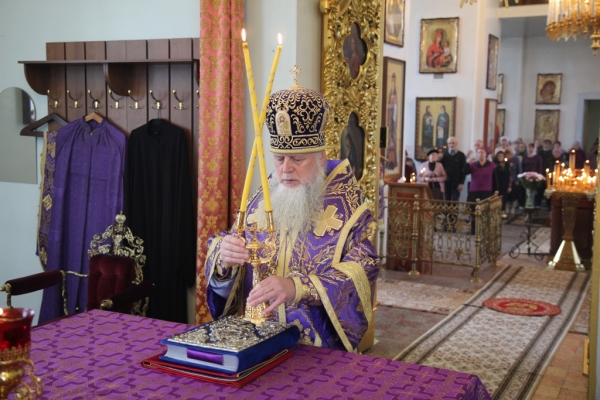В праздник Воздвижения Креста Господня епископ Василий совершил Божественную литургию 