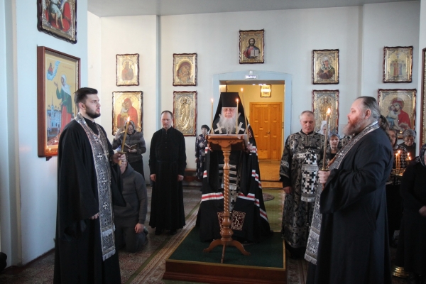 Епископ Василий совершил великое повечерие с чтением Великого канона прп. Андрея Критского в Коряжме