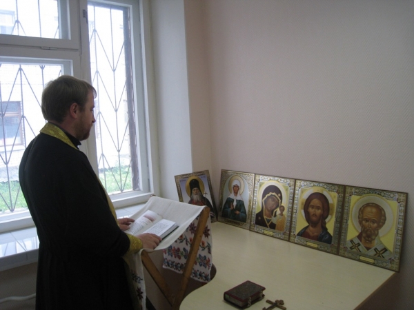Коряжемский священник совершил молебен с водосвятием в  Городской больнице