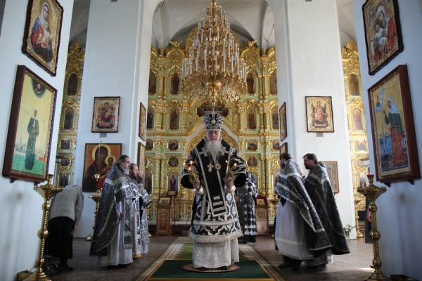 Епископ Василий совершил Литургию Преждеосвященных Даров в Свято-Лонгиновом храме 