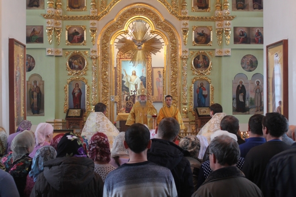 В неделю 22-ю по Пятидесятнице епископ Василий совершил Божественную литургию в храме прп. Лонгина Коряжемского 