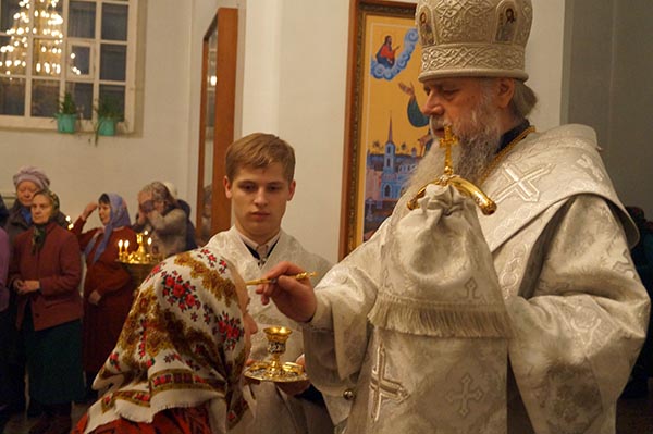 Епископ Василий совершил Всенощное бдение в храме прп. Лонгина Коряжемского 