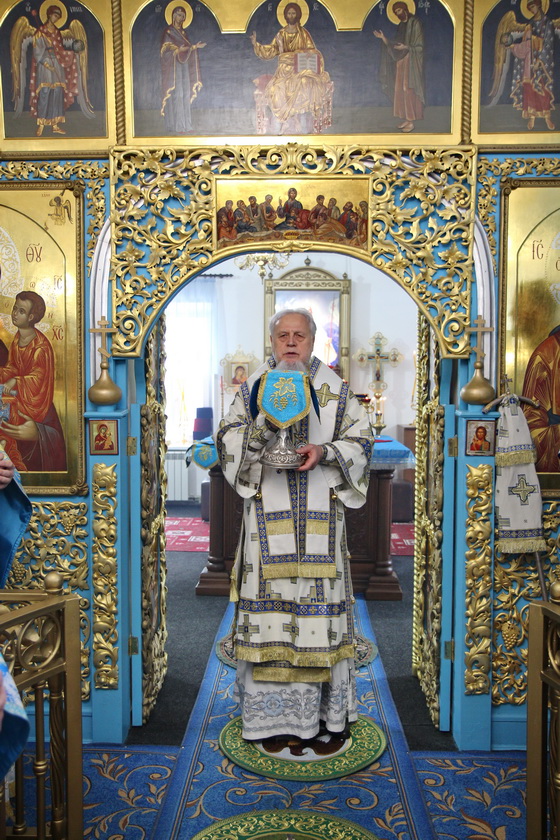 В день празднования Тихвинской иконы Божией Матери епископ Василий совершил Божественную литургию в Вычегодском