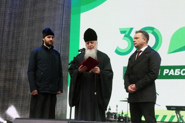 Епископ Василий поздравил группу «ИЛИМ» г. Коряжмы с 30-летием