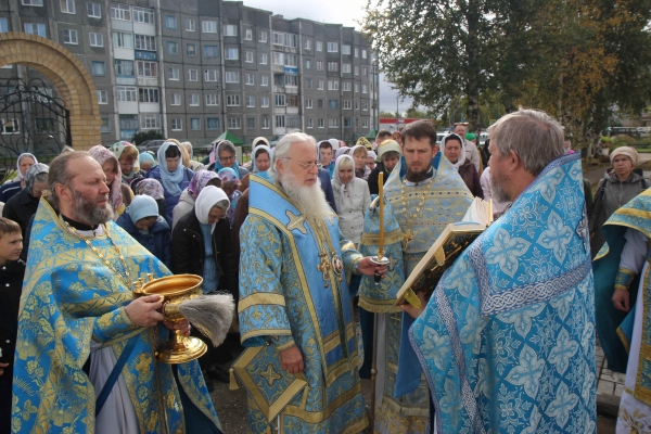 В Престольный Праздник епископ Василий совершил Божественную литургию в храме Владимирской иконы Божией Матери г. Котласа