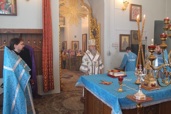 В праздник Сретения Господня епископ Василий совершил Литургию в храме прп. Лонгина Коряжемского