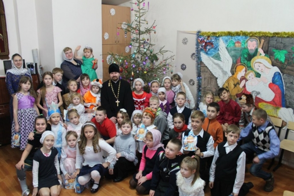 Воспитанники Коряжемской воскресной школы поздравили прихожан с праздниками