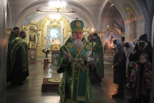 Епископ Василий совершил Всенощное бдение в Никольском храме г. Коряжмы 