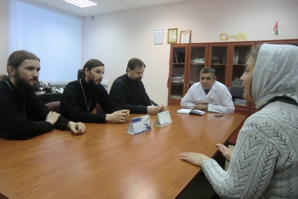 Руководители социального и миссионерского отделов епархии встретились с главным врачом Коряжемской больницы Сергеем Хохловым