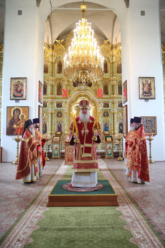 В день памяти свт. Луки Крымского епископ Василий совершил Божественную литургию в Коряжме