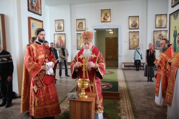 В Преполовение Пятидесятницы епископ Василий совершил Божественную литургию в Коряжме