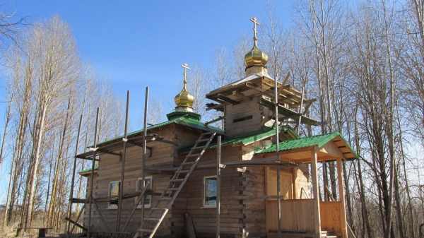На строящийся храм в Няндомском благочинии установлены купола с крестами