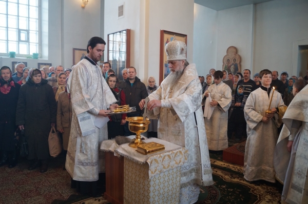 В Крещенский сочельник епископ Василий совершил Божественную литургию в храме прп. Лонгина г. Коряжма