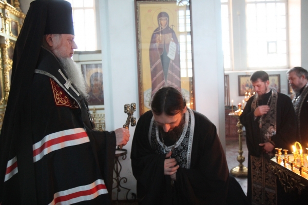 Накануне Великого Поста епископ Василий совершил Чин прощения в храме прп. Лонгина Коряжемского
