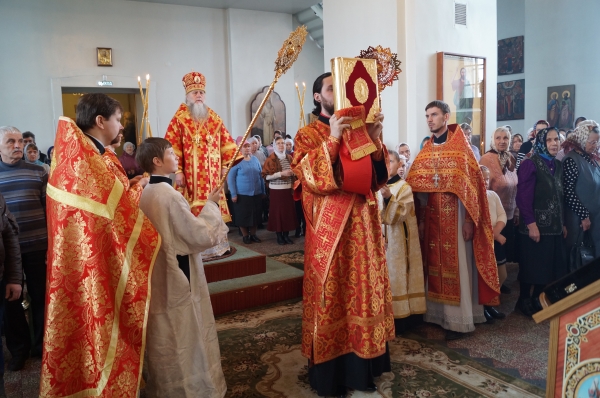 В неделю вторую по Пасхе епископ Василий совершил Литургию в храме прп. Лонгина Коряжемского