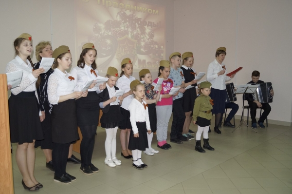 Воспитанники Воскресной школы поздравили с Днем Победы пациентов, ветеранов и медицинских работников Котласской городской больницы