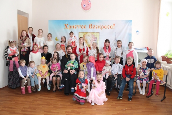 Благочинный Коряжемского округа поздравил с Пасхой воспитанников Коряжемской Воскресной школы