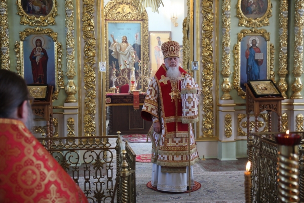 Епископ Василий совершил Литургию в день памяти третьего обретения главы Иоанна Крестителя