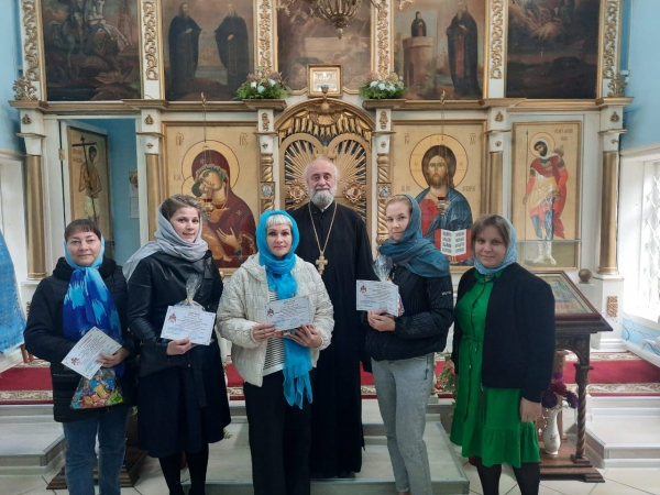 В Успенском храме г. Вельска состоялось награждение победителей и участников конкурса «Семья – колыбель святости»