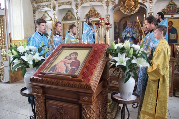 Епископ Котласский и Вельский Василий в Престольный праздник совершил Литургию в храме Владимирской иконы Божией Матери