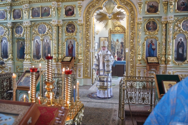 В день памяти иконы Божией Матери «Достойно есть» епископ Василий совершил Божественную литургию в Коряжме