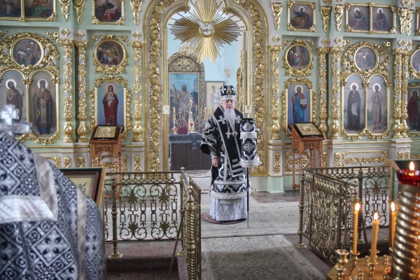 В среду 6-й седмицы Великого Поста епископ Василий совершил Литургию Преждеосвященных Даров 