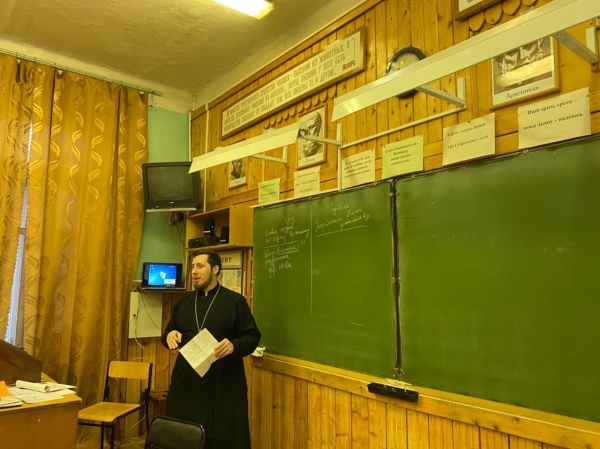 В преддверии Дня православной молодежи Вельский священник встретился со студентами экономического колледжа