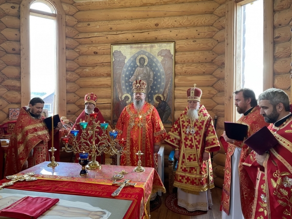 Три Архиерея совершили Божественную литургию в храме Иоанна Предтечи под Вельском