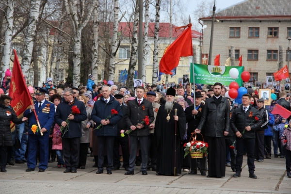 Епископ Василий принял участие в торжественном возложении венков к Вечному огню в Котласе