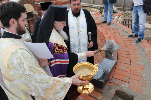 Епископ Василий совершил Чин закладки камня строящегося храма Воскресения Христова в Коноше