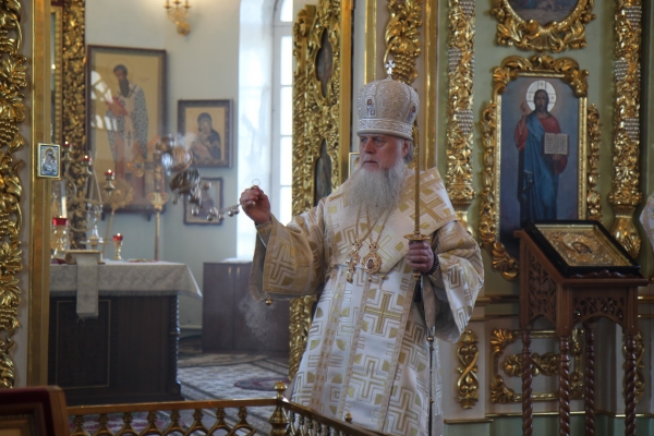 Епископ Василий совершил Всенощное бдение в Коряжме