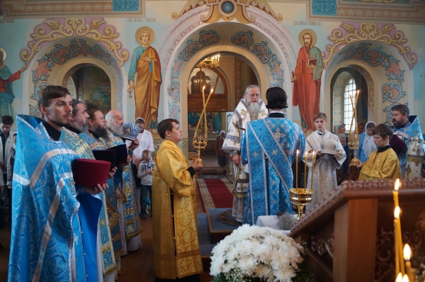 Епископ Василий возглавил Божественную литургию в храме в честь Владимирской иконы Божией Матери