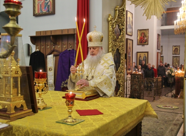 В Неделю святых Праотец епископ Василий совершил Божественную литургию в Коряжме
