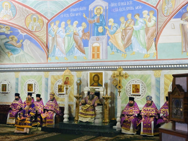 В неделю пятую Великого поста епископ Василий сослужил митрополиту Георгию Божественную литургию