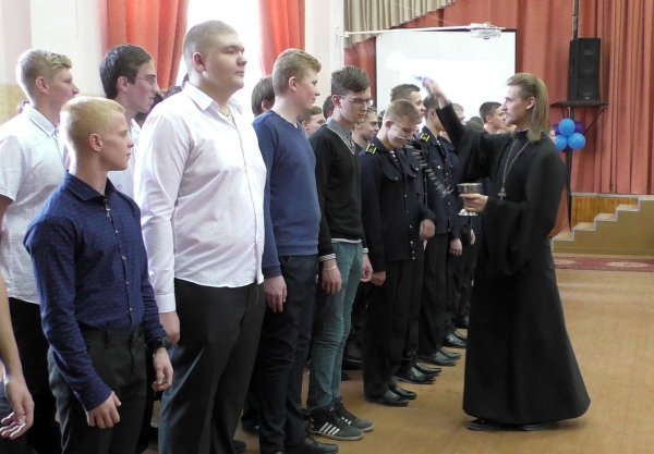 Котласский священник принял участие в торжественном посвящении первокурсников в курсанты и студенты Речного училища
