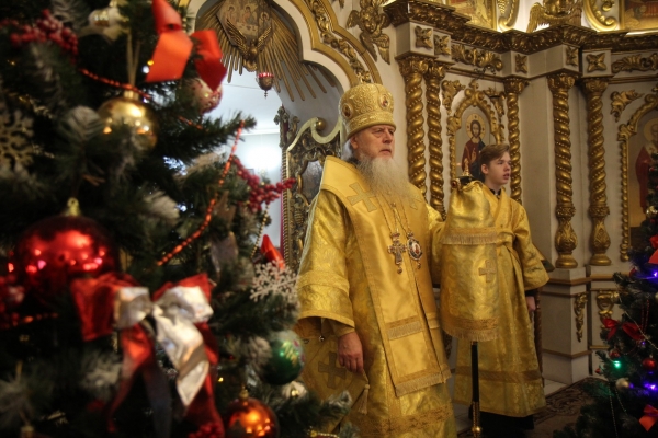 В неделю святых праотец епископ Василий совершил Божественную литургию в Котласе
