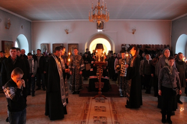 Епископ Василий совершил повечерие с чтением Великого канона преподобного Андрея Критского в Котласе