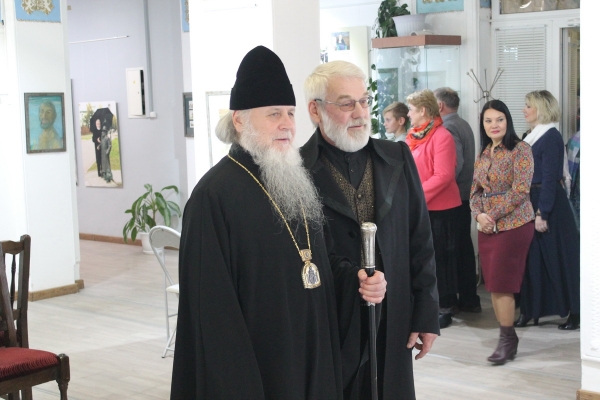Епископ Василий посетил выставку Сергея Сюхина в Котласе