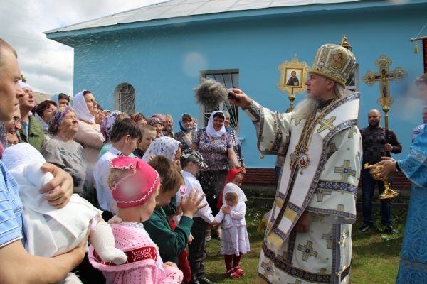 В день памяти Тихвинской иконы Божией Матери епископ Василий возглавил Божественную литургию в Вычегодске