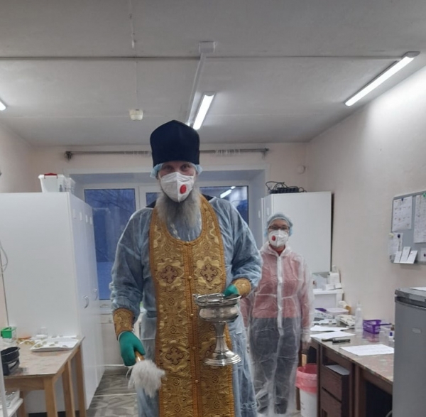 Няндомский священник посетил больных ковидного госпиталя