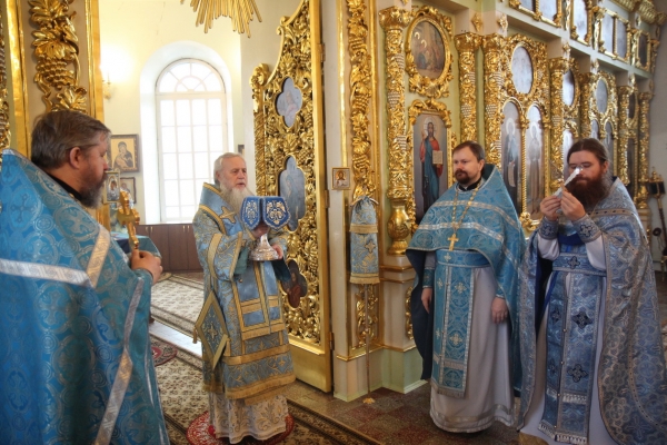 В праздник Покрова Пресвятой Богородицы епископ Василий совершил Божественную литургию в Коряжме