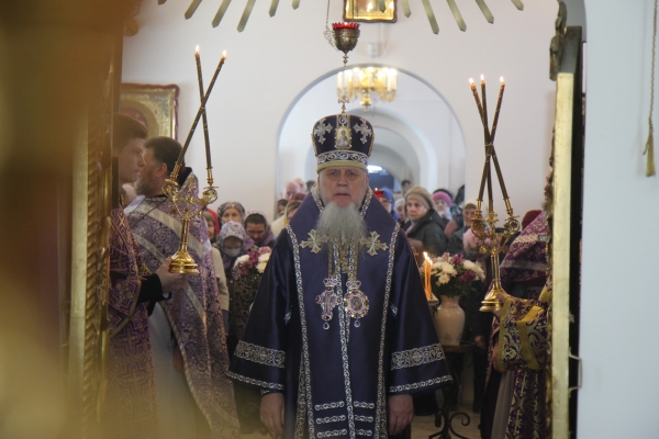 Во вторую неделю Великого Поста епископ Василий совершил Божественную литургию в Никольском храме г. Котласа