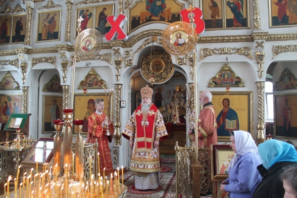 В неделю о расслабленном епископ Василий совершил Божественную литургию в Котласе