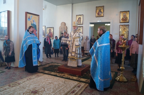 Епископ Василий совершил Всенощное бдение с чином погребения плащаницы Божией Матери в храме прп. Лонгина Коряжемского