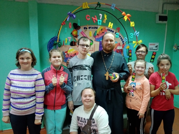 Няндомский священник посетил Детско-родительский клуб «Мы вместе» 
