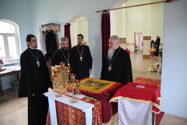 Епископ Василий посетил храм в Октябрьском