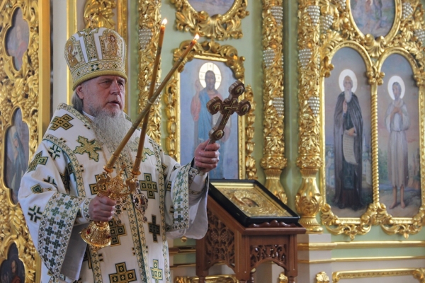 В день памяти обретения мощей прп. Сергия Радонежского епископ Василий совершил Божественную литургию в Коряжме