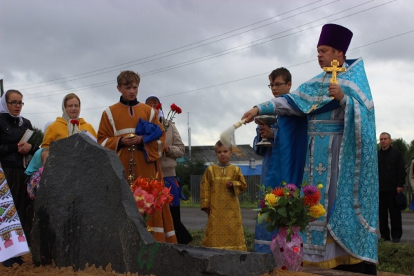 В Кулое освятили памятник строителям посёлка и железнодорожникам